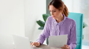mujer investigando con camisa morada