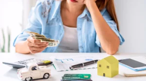 mujer viendo dinero con papeles en una mesa